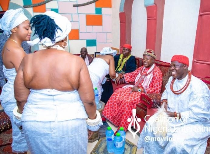 Nigeria : L’actrice Regina Daniels, 19 ans, épouse un milliardaire de 59 ans (vidéo)