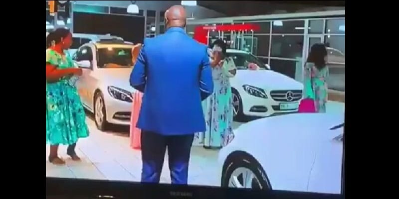 Afrique du Sud : l’homme d’affaires Musa Mseleku offre à chacune de ses quatre femmes une Mercedez Benz (photo)