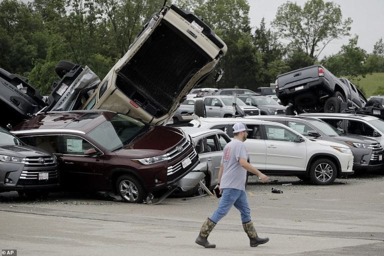 USA : Des centaines de voitures neuves détruites par une tornade chez un concessionnaire Toyota