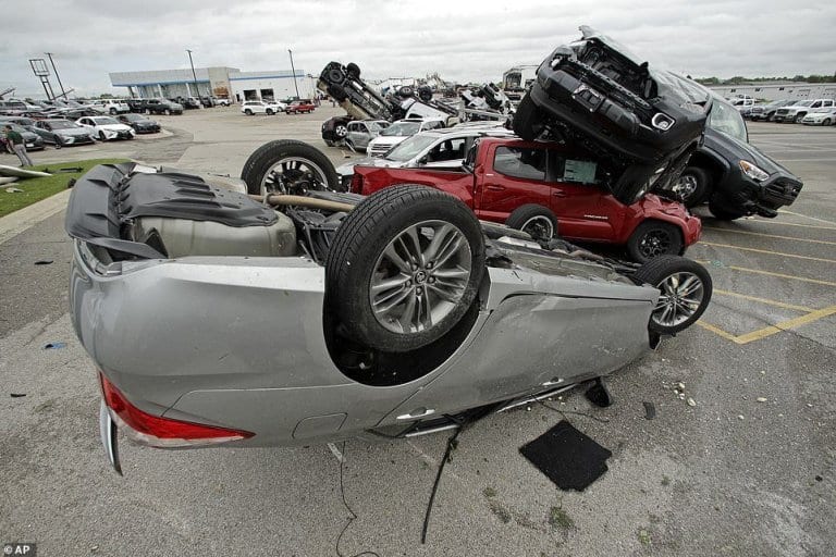 USA : Des centaines de voitures neuves détruites par une tornade chez un concessionnaire Toyota