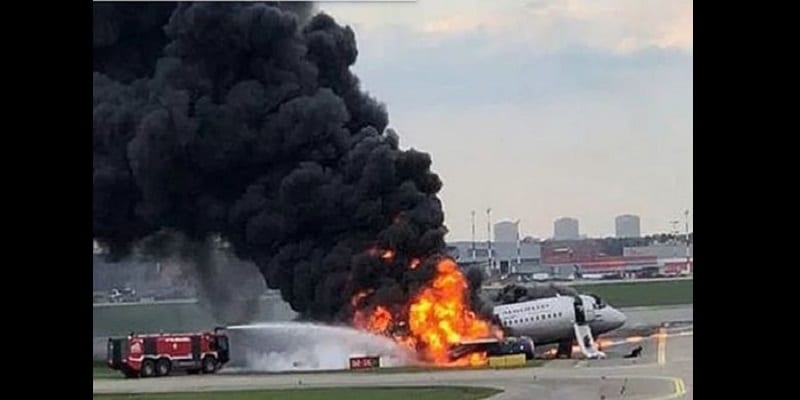 Russian-plane-Passengers-were-forced-to-flee-the-blaze-1123254