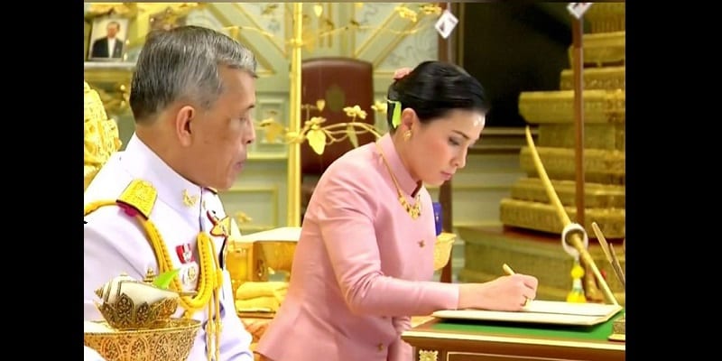 Thaïlande : Le roi épouse son garde du corps personnel (photos)