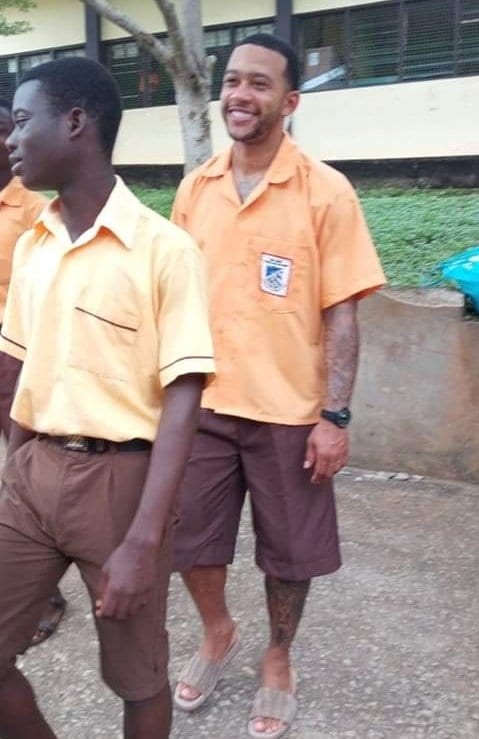 D95LvUzWsAAeyfA - Ghana : Memphis Depay visite une école de sourds-muets pour une œuvre caritative (vidéo)