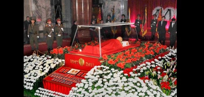 1_The-body-of-North-Korean-leader-Kim-Jong-il-lies-in-state-at-the-Kumsusan-Memorial-Palace-in-Pyongya