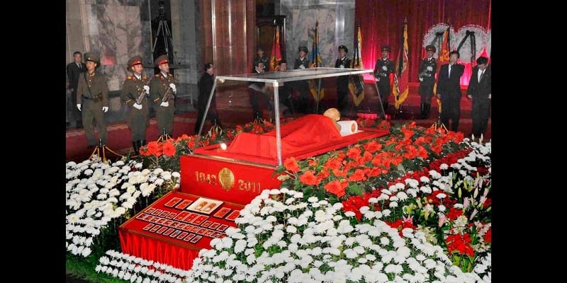 1_The-body-of-North-Korean-leader-Kim-Jong-il-lies-in-state-at-the-Kumsusan-Memorial-Palace-in-Pyongya