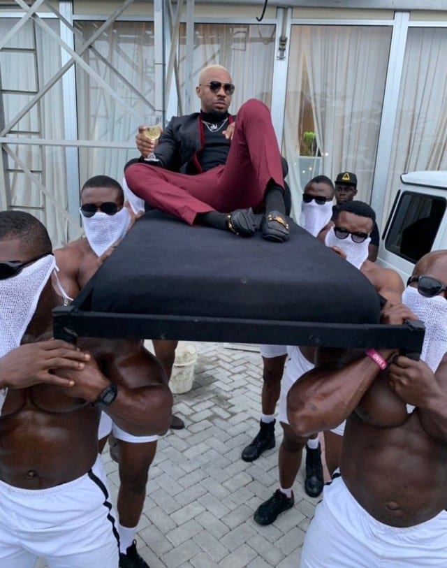 mikess 0 - Nigeria : un millionnaire fait son entrée à une cérémonie sur les épaules de 6 hommes colosses (vidéo)