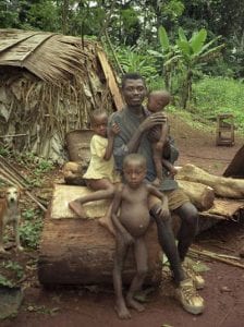 unnamed 6 224x300 - Voici pourquoi les pygmées Aka d’Afrique centrale ont les « meilleurs pères du monde »