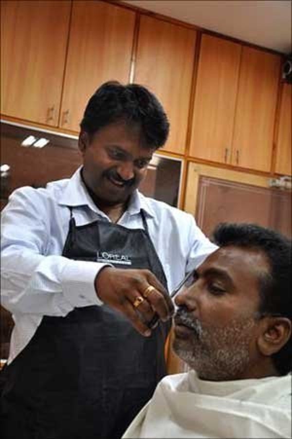 Ramesh, le coiffeur indien qui se rend dans son salon en Rolls-Royce Ghost