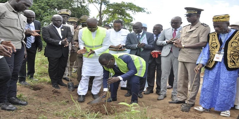 Le Ministre Aka Aouélé au planting de Gbémazo