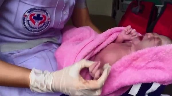 Une femme donne naissance Ã  une fille avec 12 doigts et 12 orteils: photos