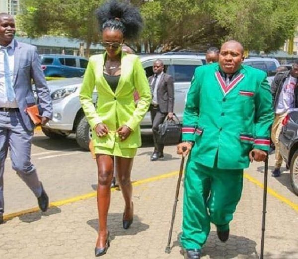 Kenya: une chanteuse en mini jupe reçoit l'ordre de se couvrir les jambes avant de s'adresser au Parlement