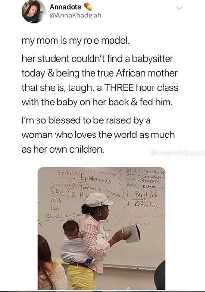 USA: Une professeure malienne porte le bébé de son élève au dos pendant le cours