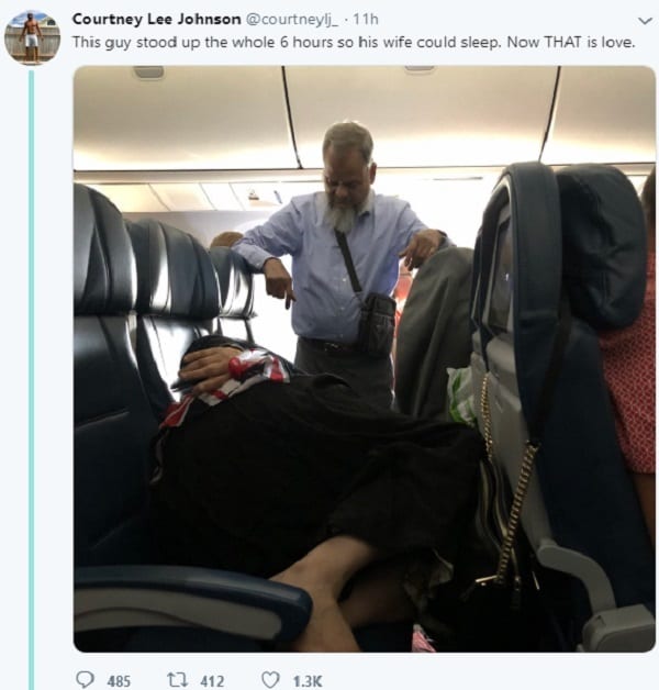 Il reste debout pendant 6 heures de vol pour que sa femme puisse dormir