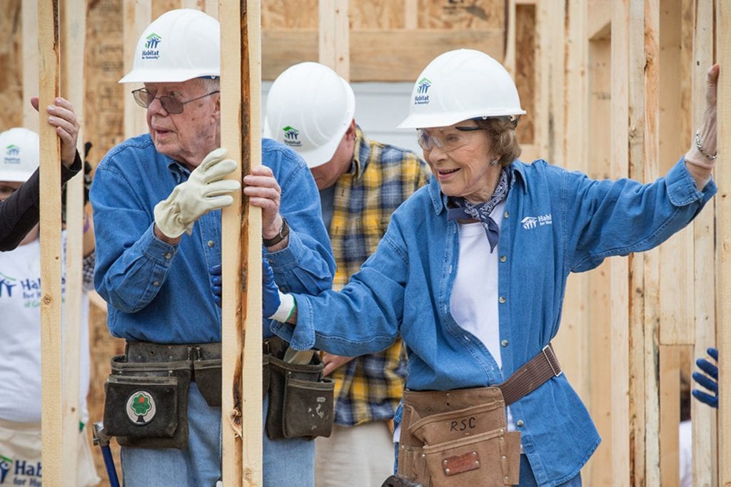 États-Unis : A 94 ans, l’ancien président Jimmy Carter construit des maisons pour les démunis (photos)