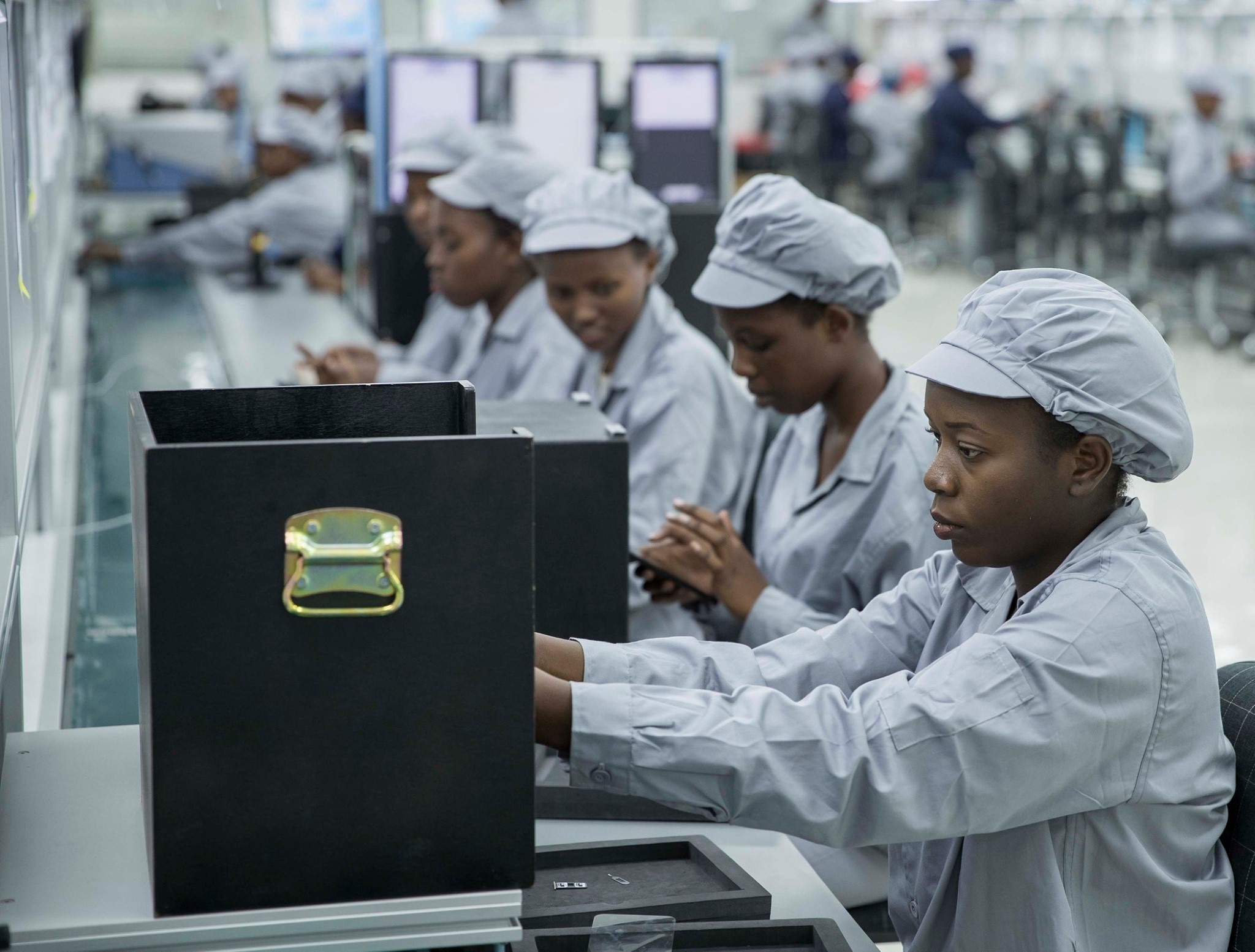 Maraphone: Le Rwanda lance la première usine de fabrication de smartphones en Afrique