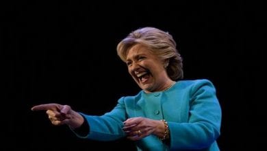 hillary-clinton-salue-ses-supporters-a-seattle-le-14-octobre-2016_5726625