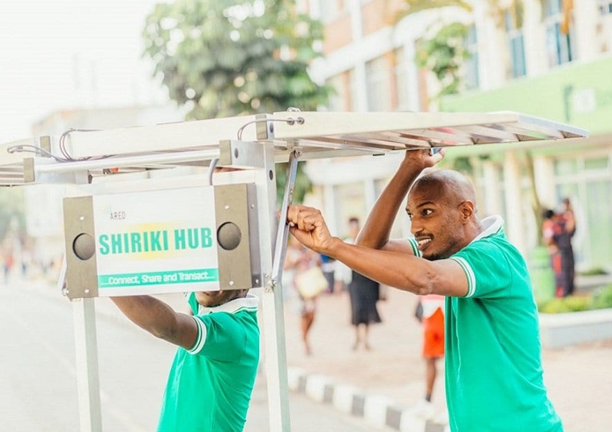 save - Rwanda : il fabrique des kiosques solaires mobiles pouvant charger 80 téléphones à la fois