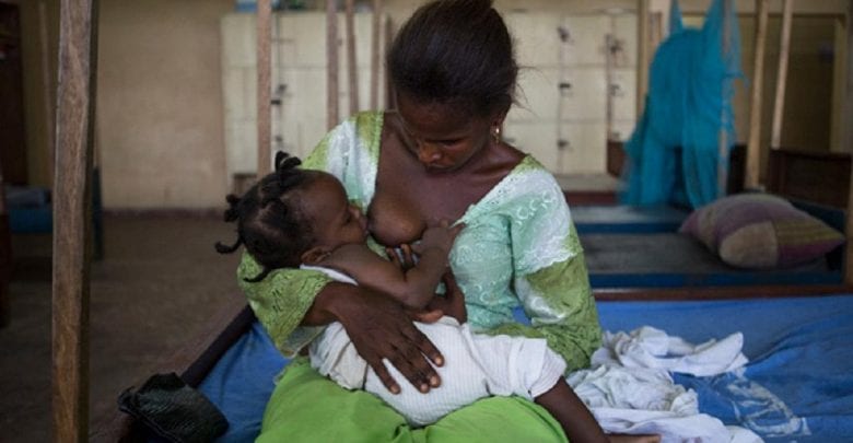 ouganda femme allaitant