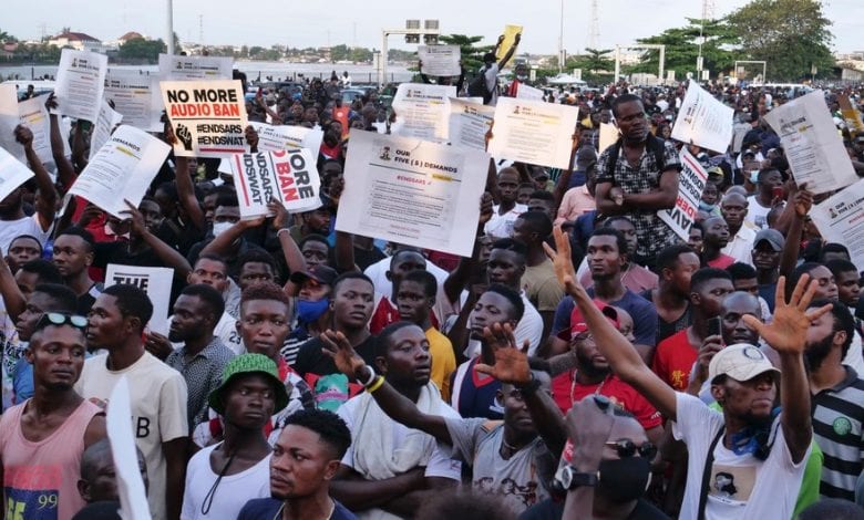 7800905967_les-manifestants-ont-a-nouveau-reclame-l-arret-des-violences-policieres-samedi-a-lagos-nigeria