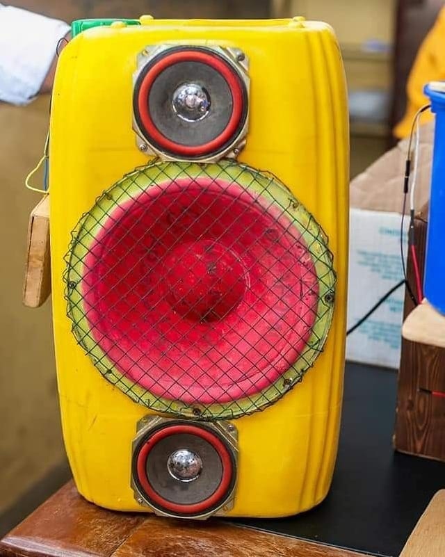 Ghana: un élève construit un système audio avec des anciens gallons en plastiques