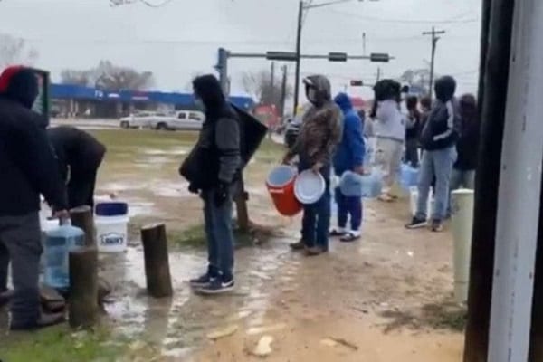 Texas-residents-line-up-to-fetch-water-amid-power-outage-758×505