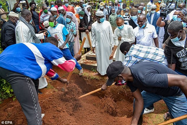 Barack Obama: sa grand-mère enterrée à l’ouest  du Kenya (Photos)