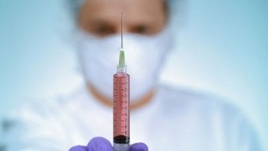 0_Doctor-holding-syringe