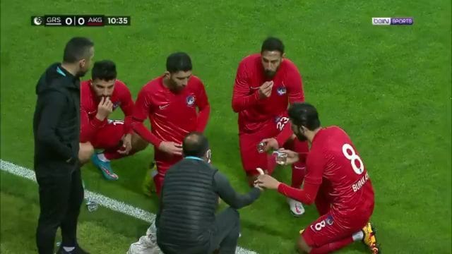 Turquie: des joueurs rompent leur jeûne du Ramadan en plein match (Vidéo)