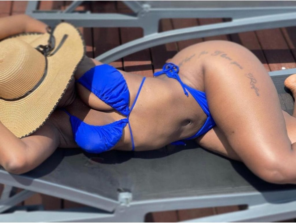 Carmen Sama pose en bikini ultra sexy : ses formes genreuses créent l'émoi sur Instagram
