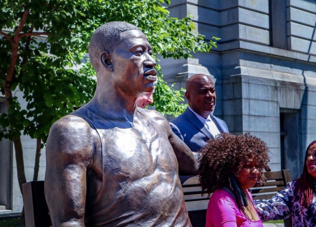 Une statue de bronze en l'honneur de George Floyd a été inaugurée aux Etats Unis