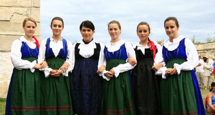 hongrie-Hungarian-Folk-Costumes-Tudor-Seulean