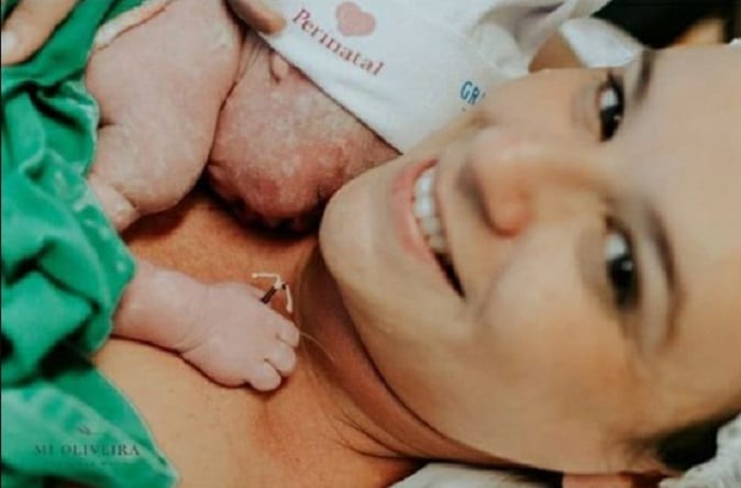 Brésil: un bébé naît tenant la bobine contraceptive de sa mère en main