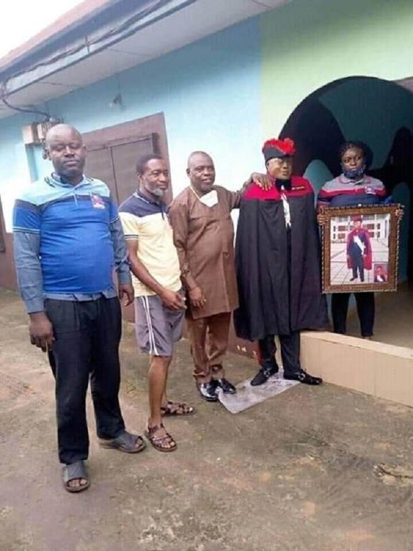 Nigeria: un cadavre arrêté sur ses pieds pour une séance photo avec sa famille