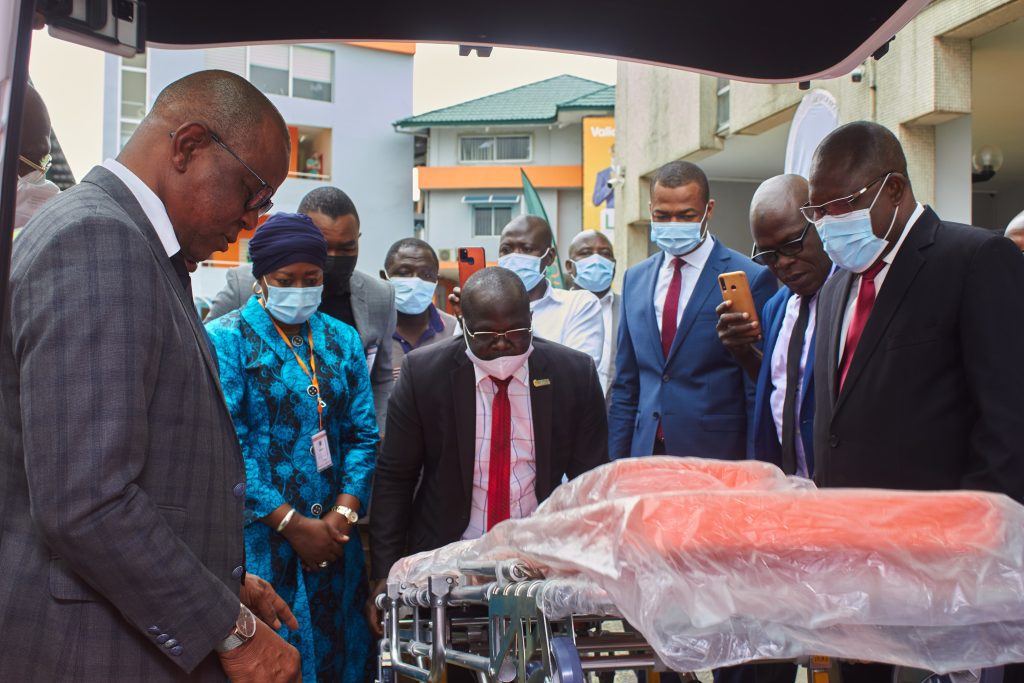 Côte d'Ivoire / La fondation LONACI fait dons de six ambulances et deux véhicules de type 4×4