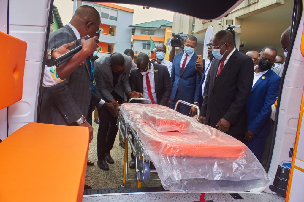 Côte d'Ivoire / La fondation LONACI fait dons de six ambulances et deux véhicules de type 4×4