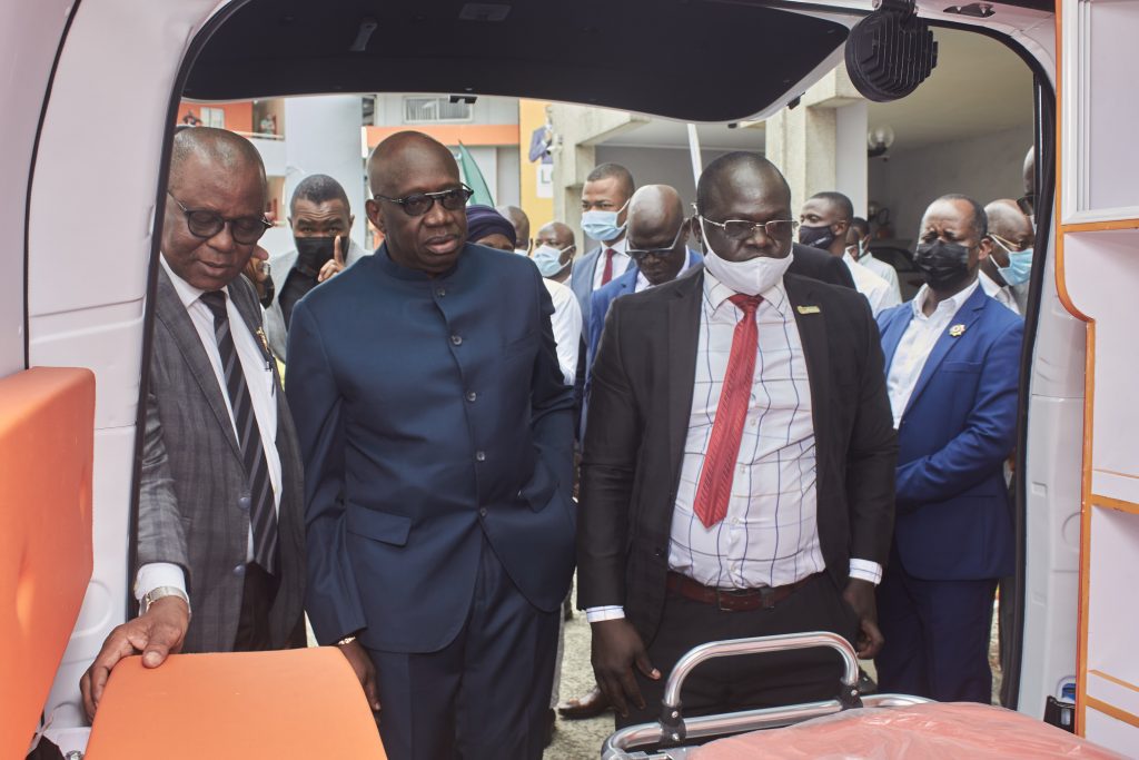 Côte d'Ivoire / La fondation LONACI fait dons de six ambulances et deux véhicules de type 4×4