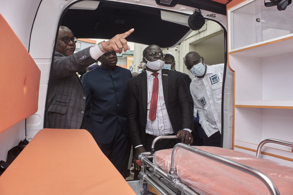 Côte d'Ivoire / La fondation LONACI fait dons de six ambulances et deux véhicules de type 4×4