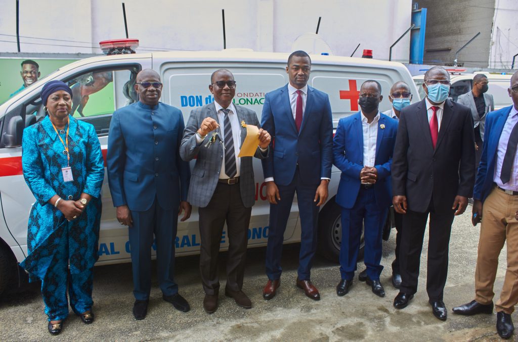 Côte d'Ivoire / La fondation LONACI fait dons de six ambulances et deux véhicules de type 4×4