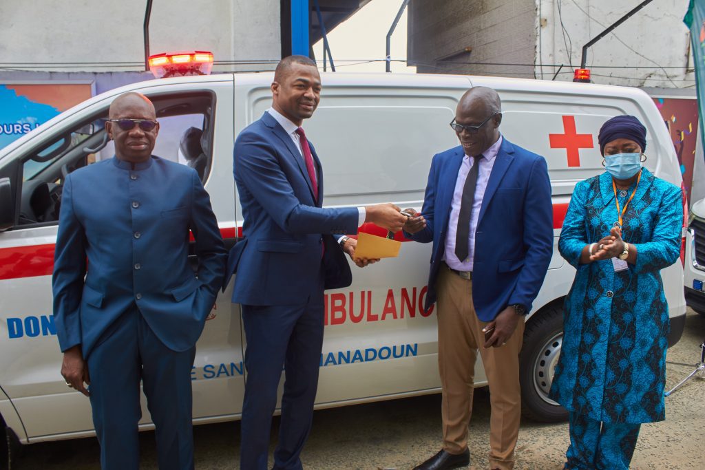 Côte d'Ivoire / La fondation LONACI fait dons de six ambulances et deux véhicules de type 4×4