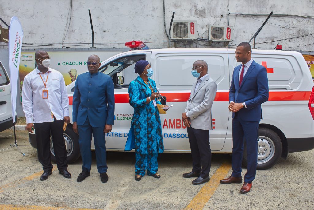 Côte d'Ivoire / La fondation LONACI fait dons de six ambulances et deux véhicules de type 4×4