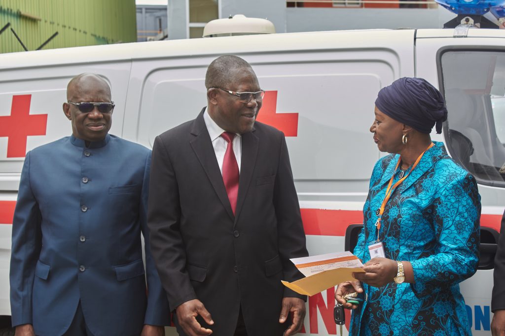 Côte d'Ivoire / La fondation LONACI fait dons de six ambulances et deux véhicules de type 4×4