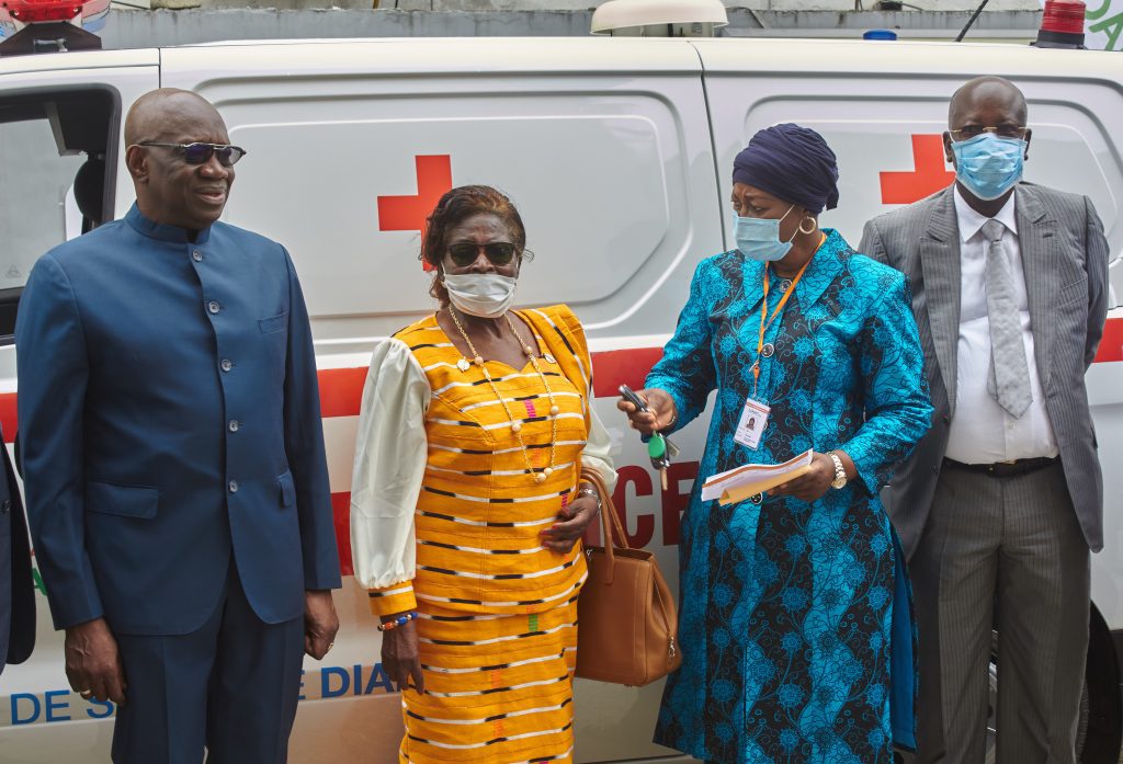 Côte d'Ivoire / La fondation LONACI fait dons de six ambulances et deux véhicules de type 4×4