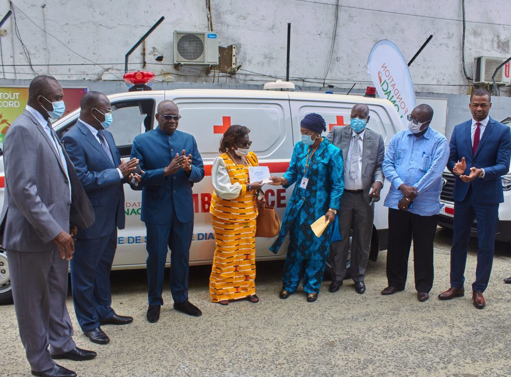 Côte d'Ivoire / La fondation LONACI fait dons de six ambulances et deux véhicules de type 4×4