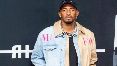 jerome-boateng-mit-cappi-vor-wand-