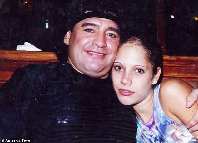 Révélation: Diego Maradona s'est "filmé" au lit avec une fille de 16 ans, après l'avoir droguée