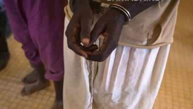 Prisonniers-detenu-voleur-menotte-terroriste-islamiste-djihadiste