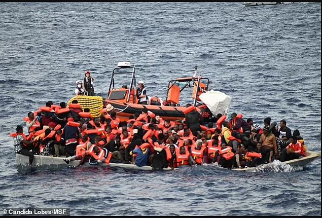 10 migrants retrouvés morts en Méditerranée sur un bateau de fortune: Photos