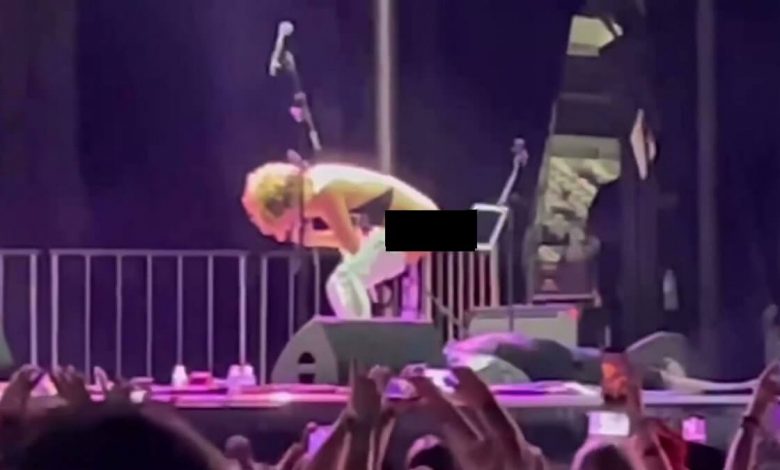 Une chanteuse urine en plein concert sur le visage de l'un de ses fans: Vidéo