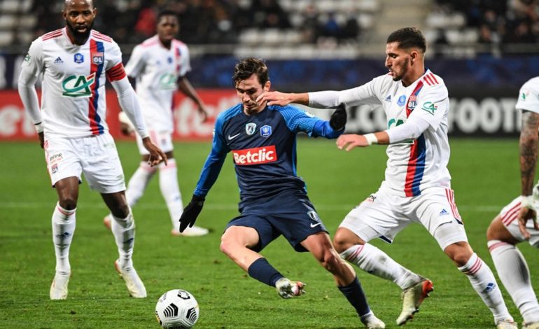 1477205-le-match-entre-le-pfc-et-lyon-a-ete-interrompu-suite-a-des-incidents-en-tribune