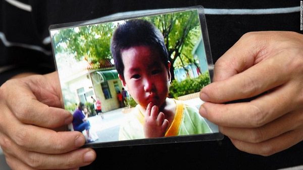 Chine: un couple retrouve son fils enlevé il y a 14 ans